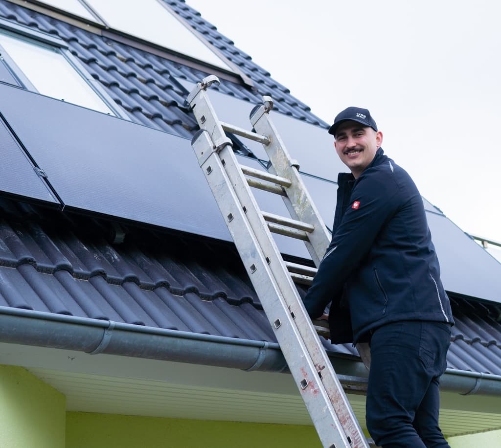 Två män installerar en solpanel från 1KOMMA5° 