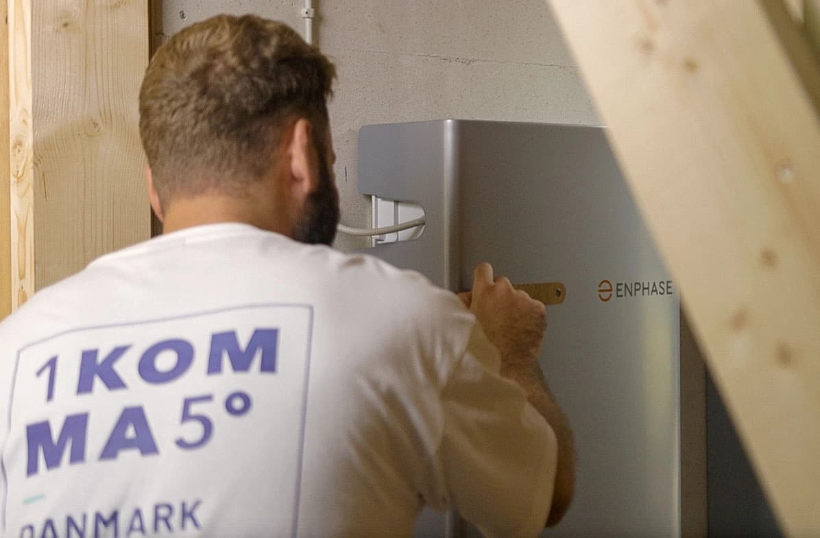 Två män installerar en solpanel från 1KOMMA5° 