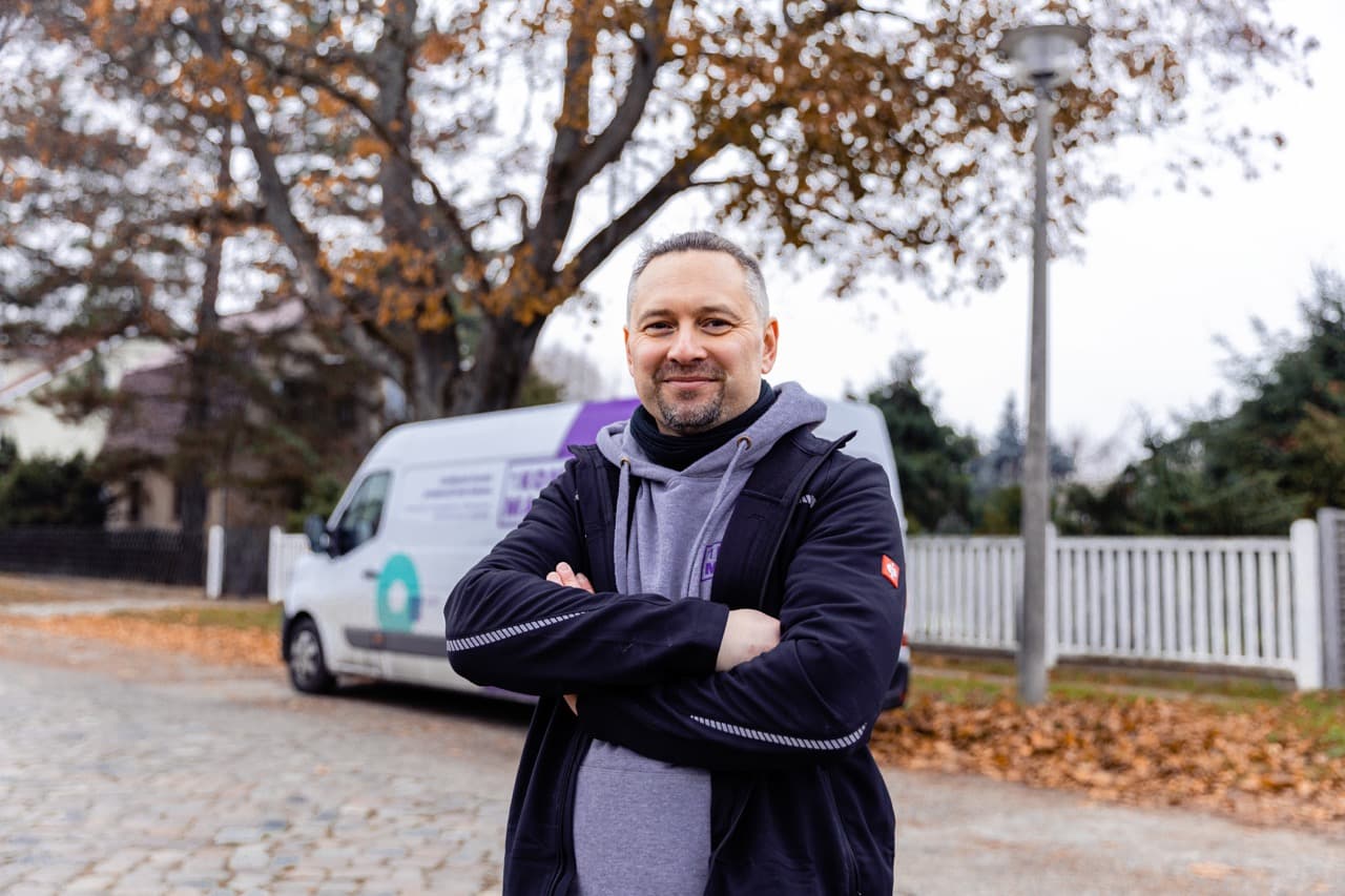 Två män installerar en solpanel från 1KOMMA5° 