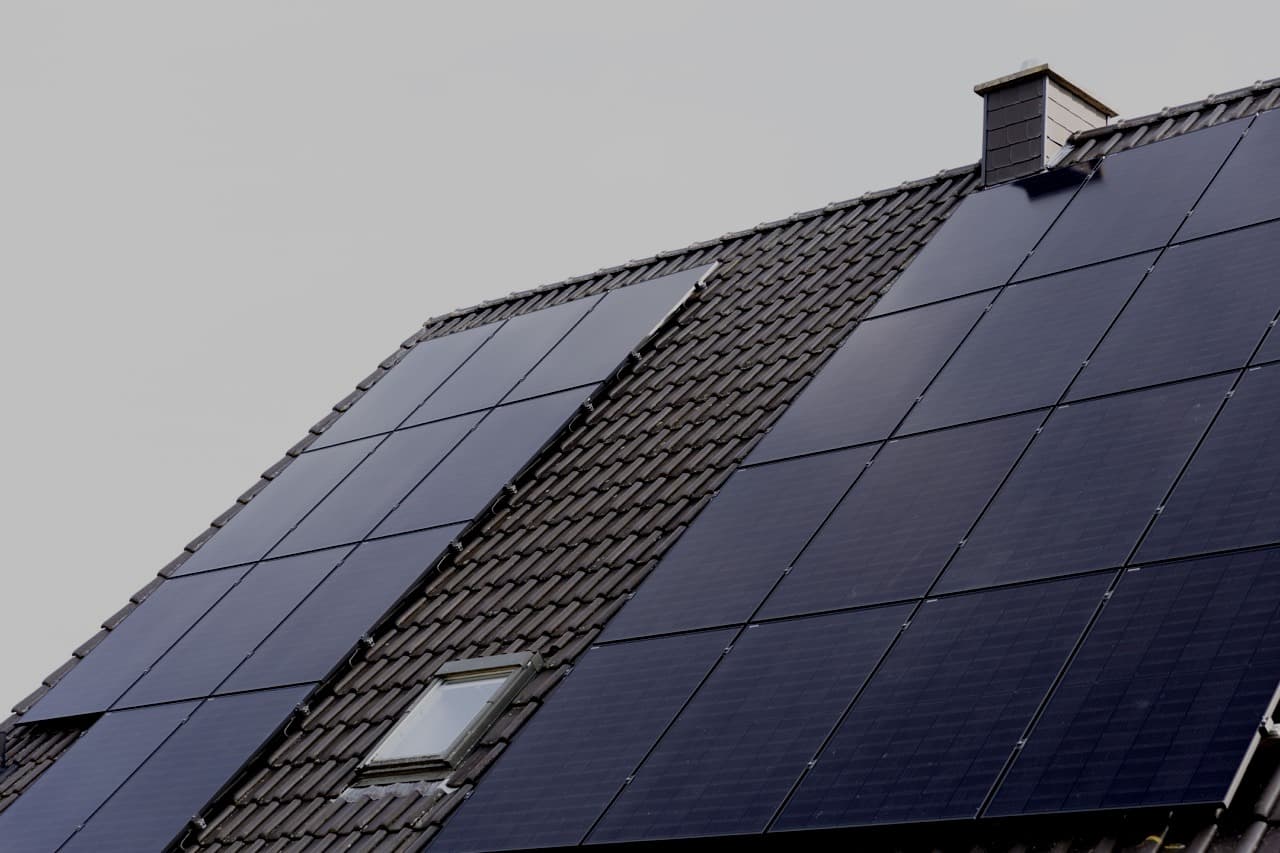 Två män installerar en solpanel från 1KOMMA5° 