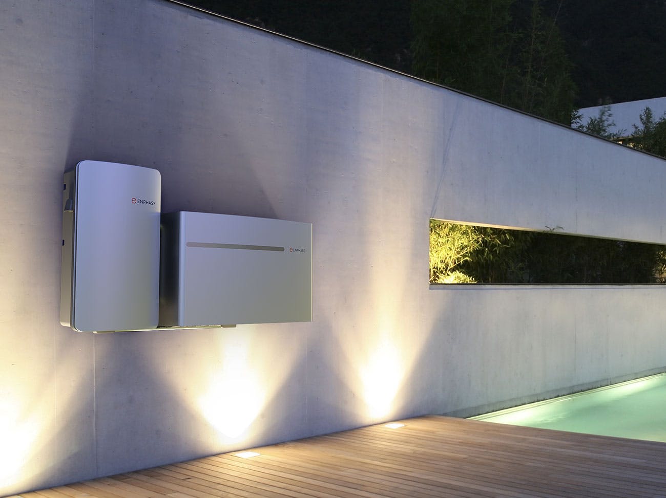 Svarta solcellspaneler och villabatteri på modernt hustak
