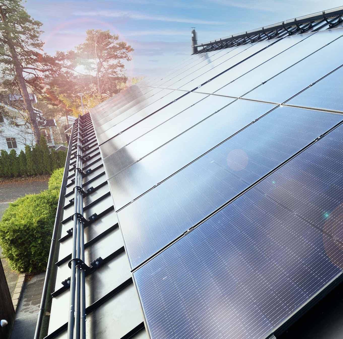 Två män installerar en solpanel från 1KOMMA5° 