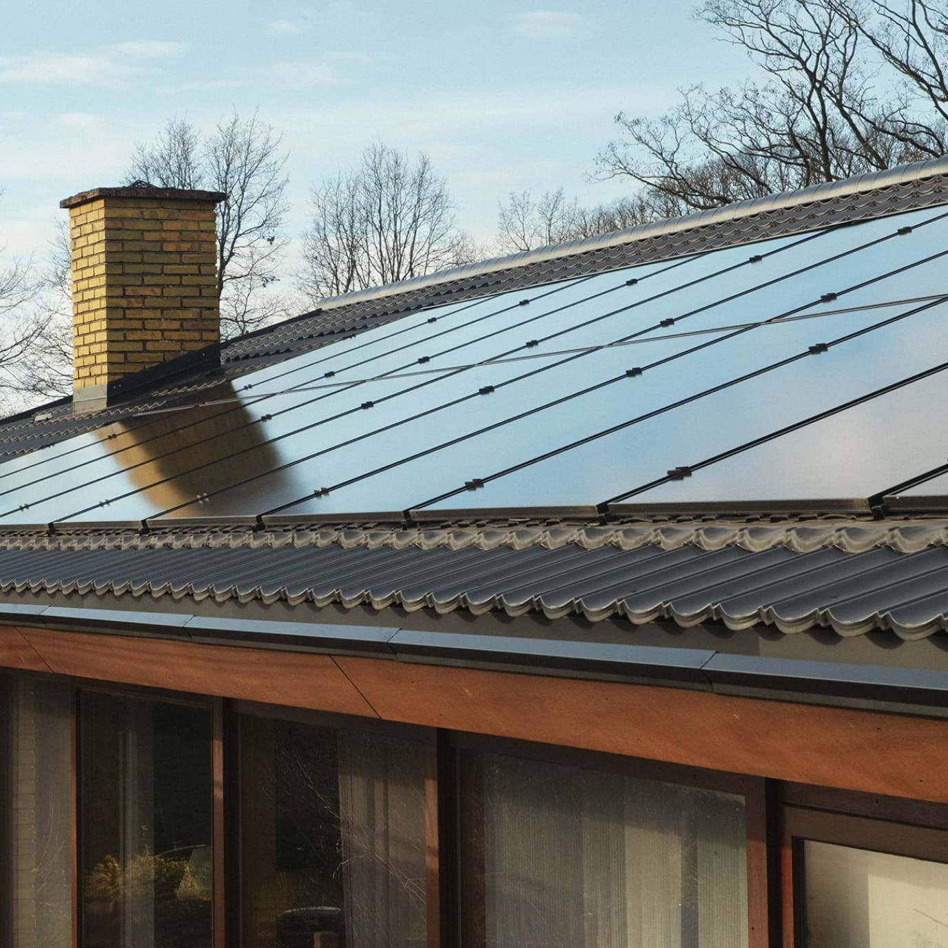 Illustration som visar den historiska prisutvecklingen för solceller i Sverige. Grafen visar att kostnaden för solceller sjönk med 96% från 2005 till 2020.