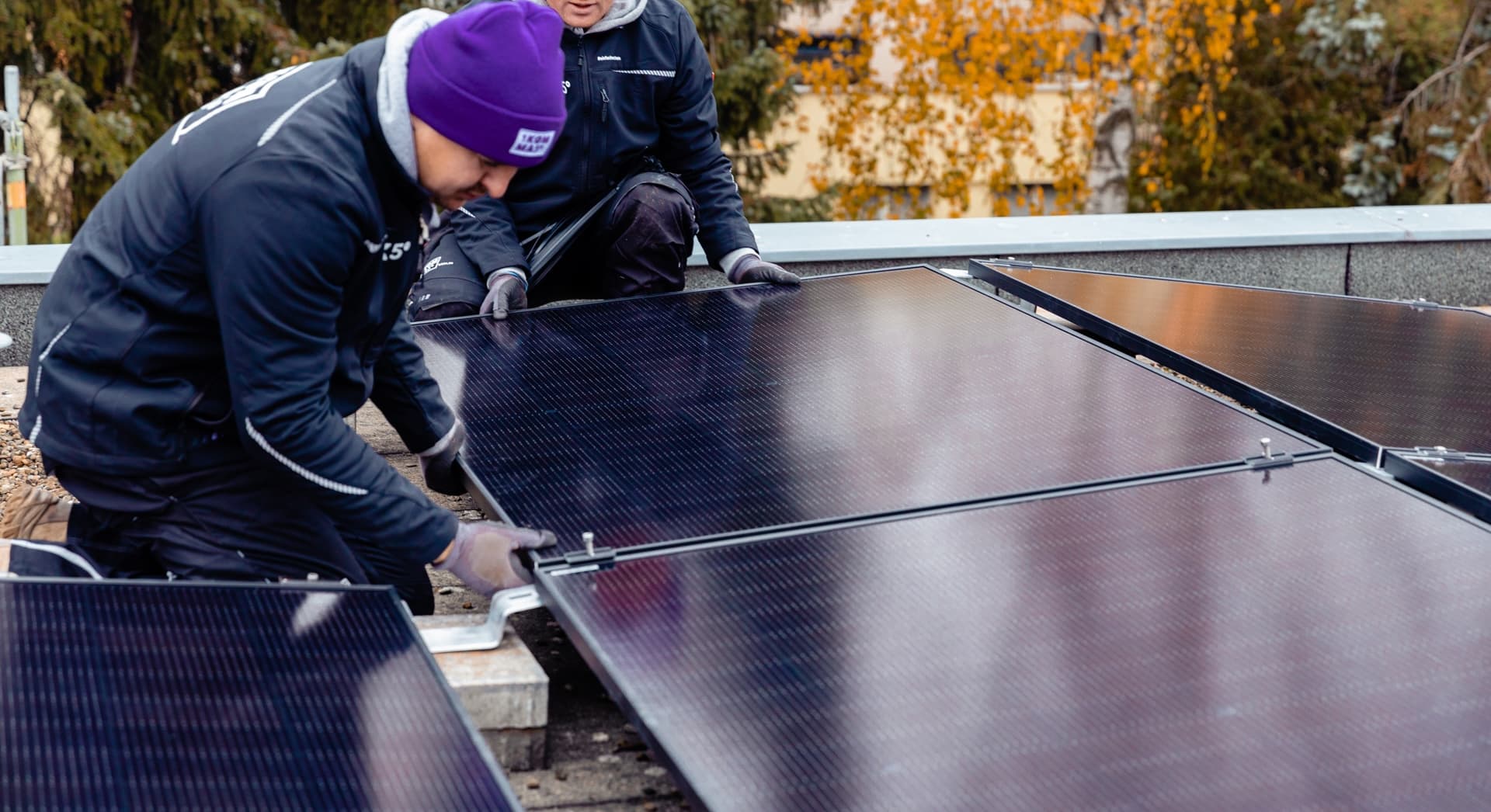Två män installerar en solpanel från 1KOMMA5° 