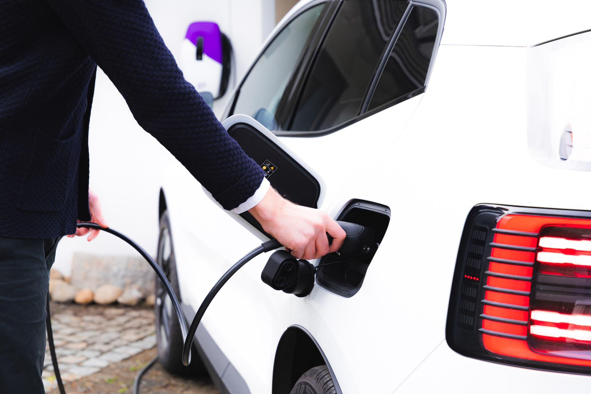 Två män installerar en solpanel från 1KOMMA5° 