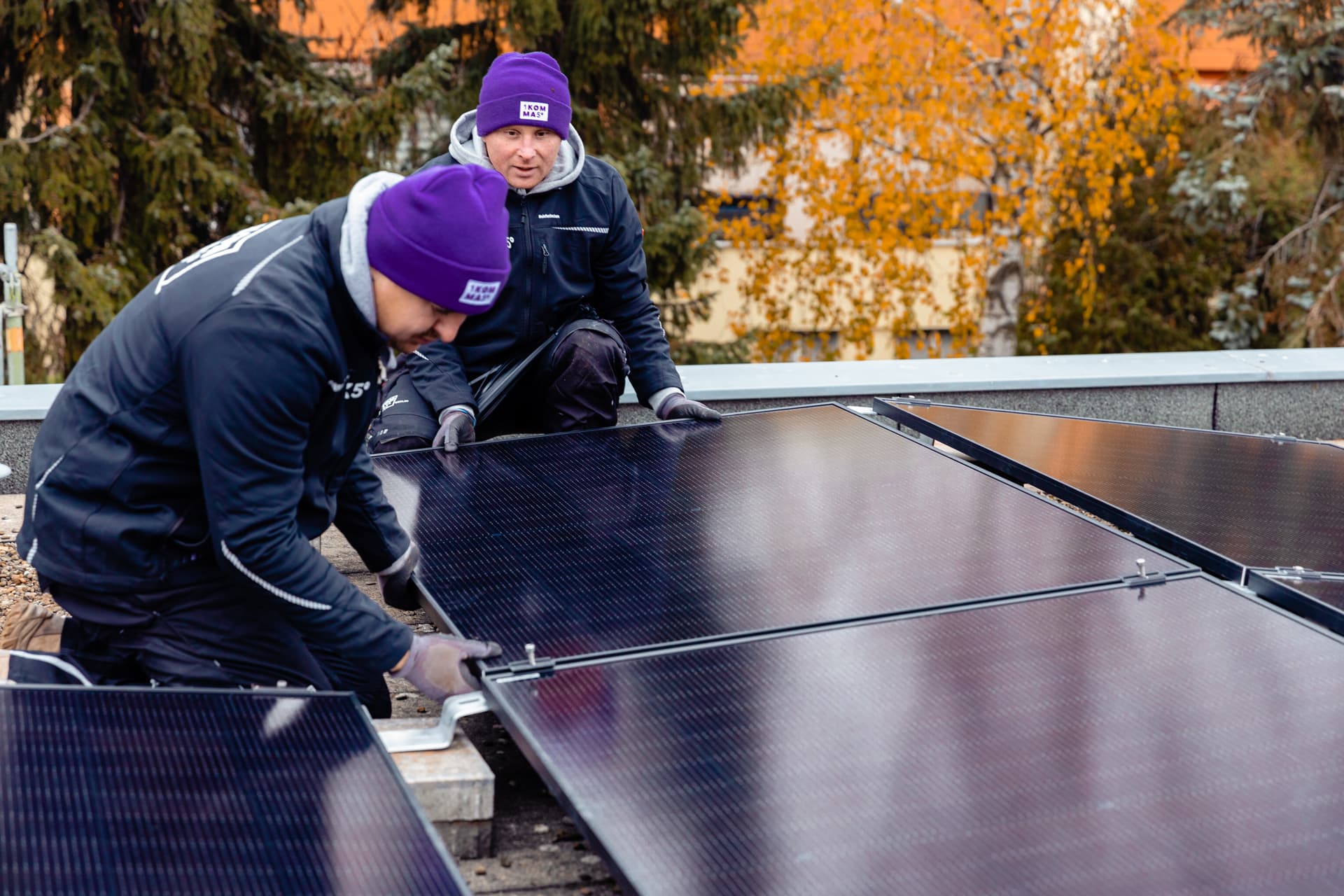 Två män installerar en solpanel från 1KOMMA5° 