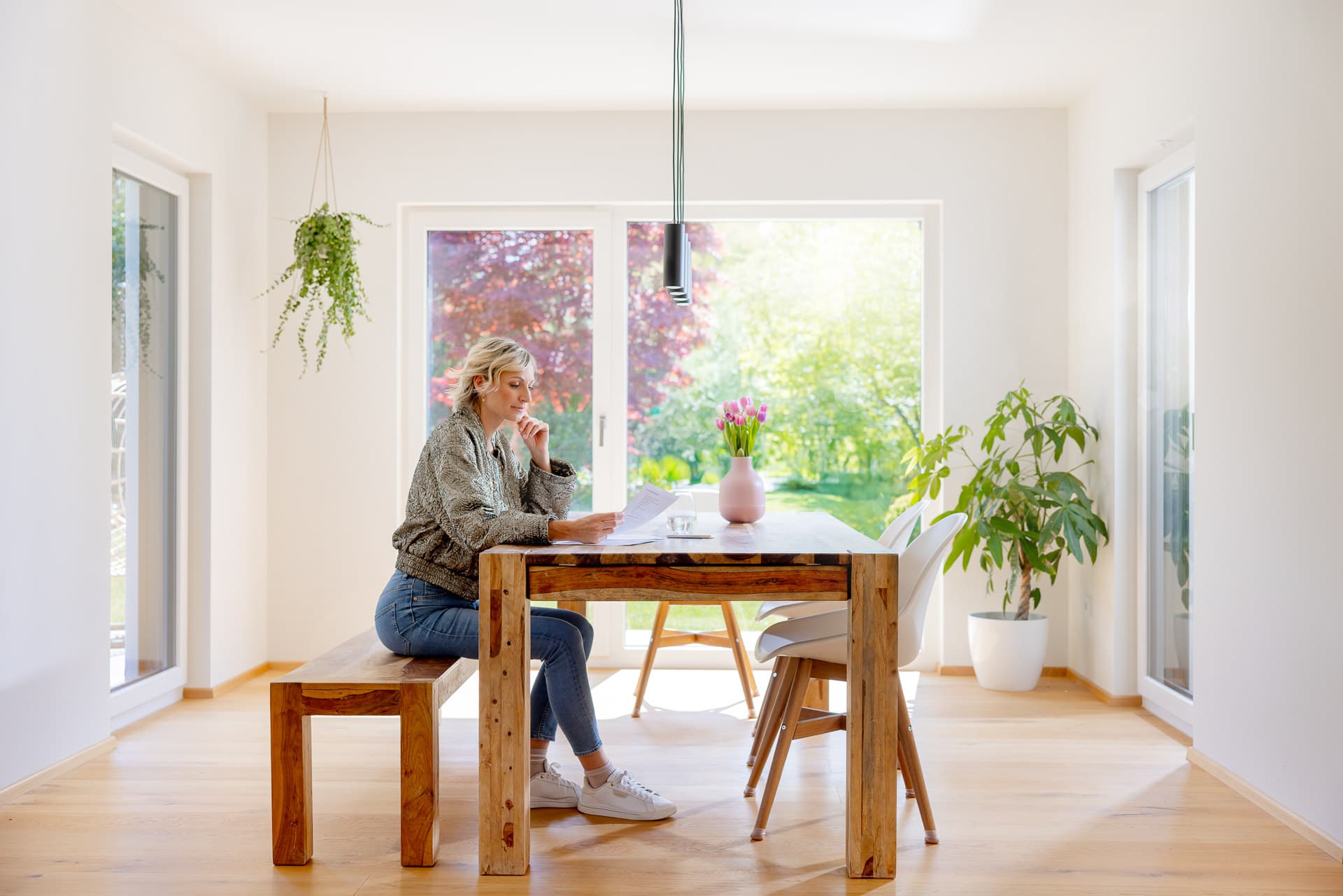 En kvinna granskar elräkningens moms