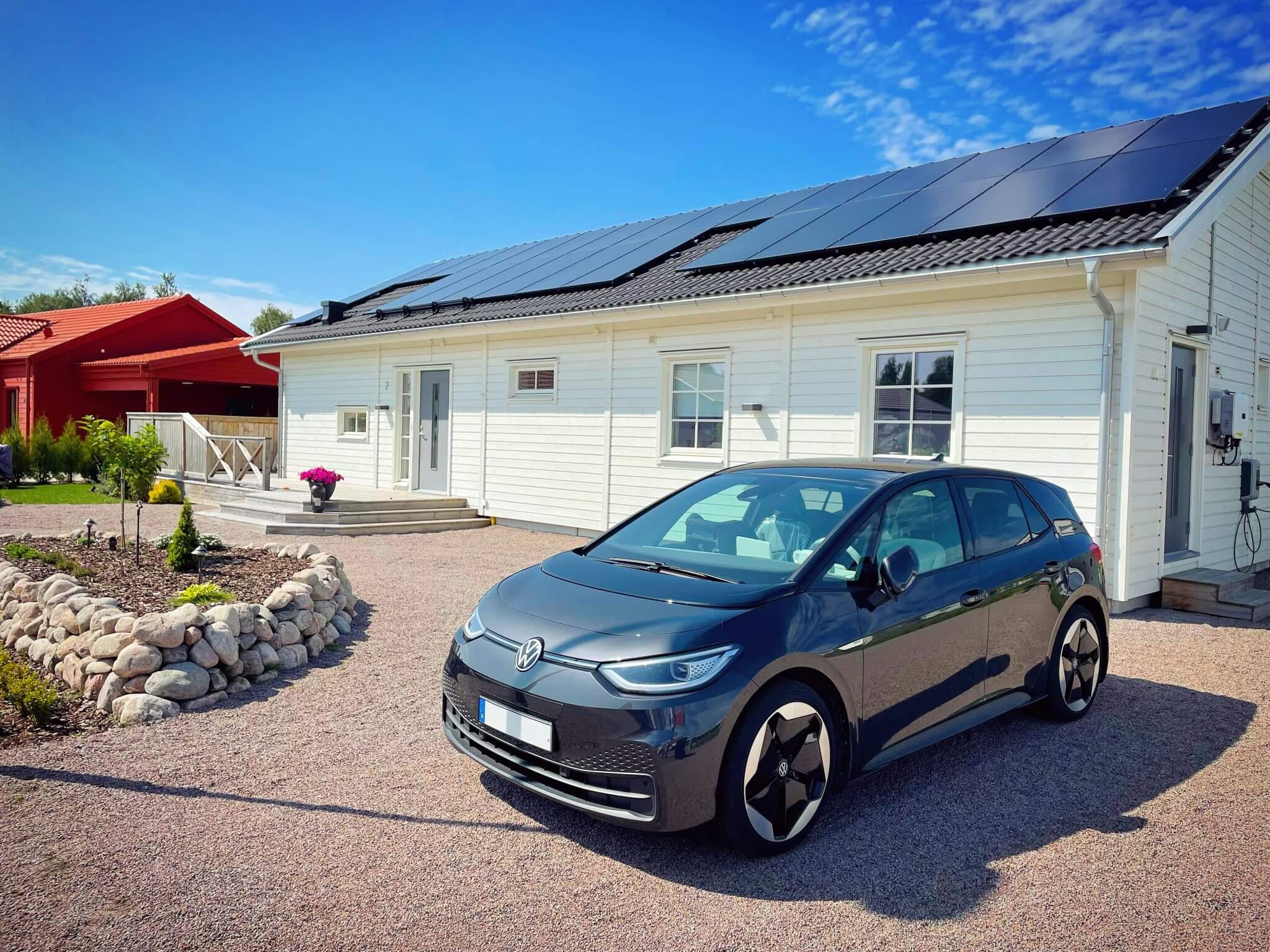 Framsida av garageuppfart på villa med helsvarta solcellspaneler på taket i Malmö