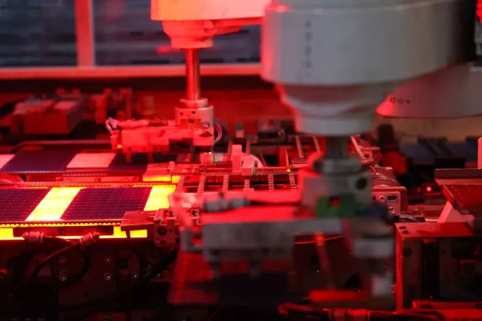 tillverkning av svart solcellsmodul i fabrik