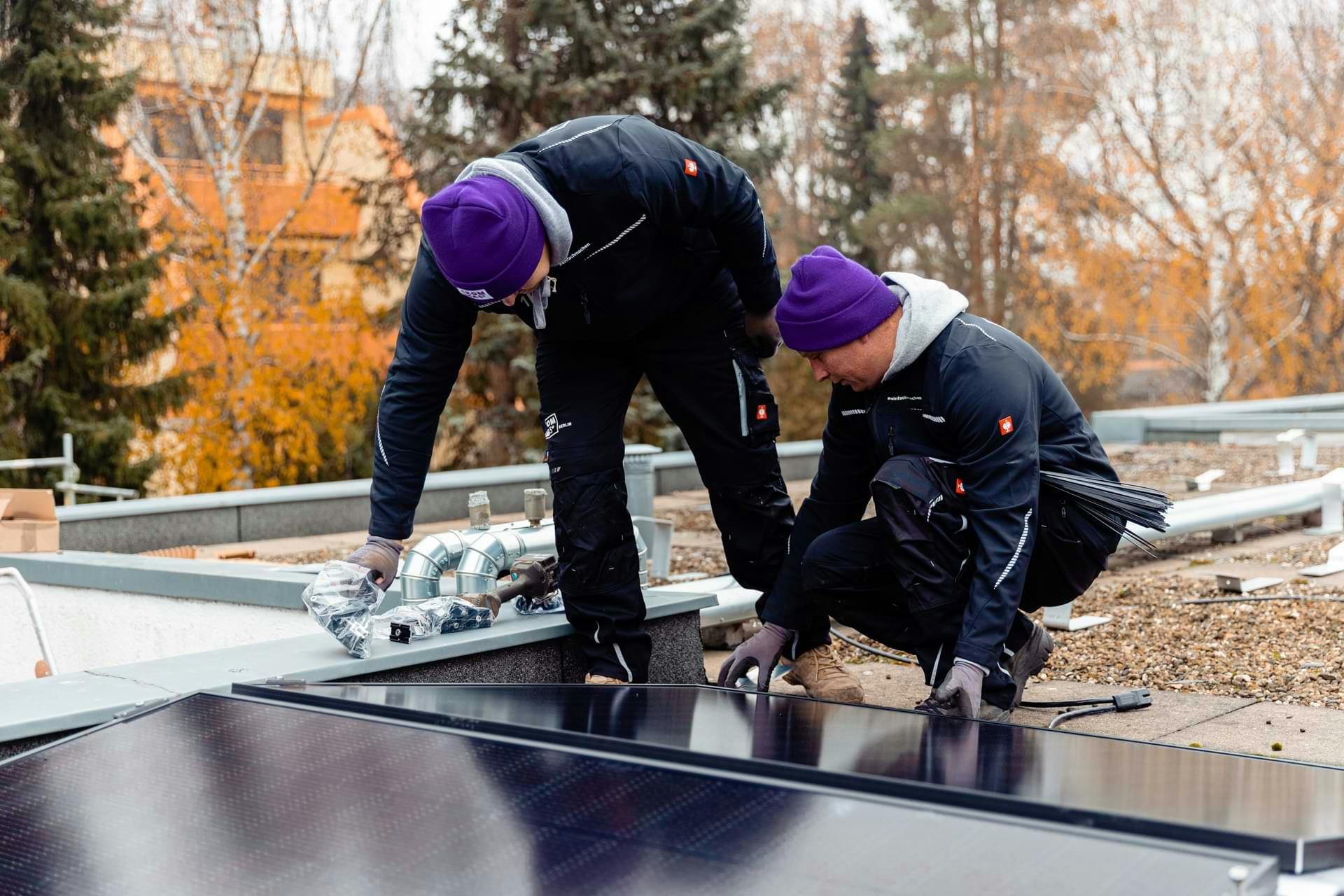 Två män installerar en solpanel från 1KOMMA5° 