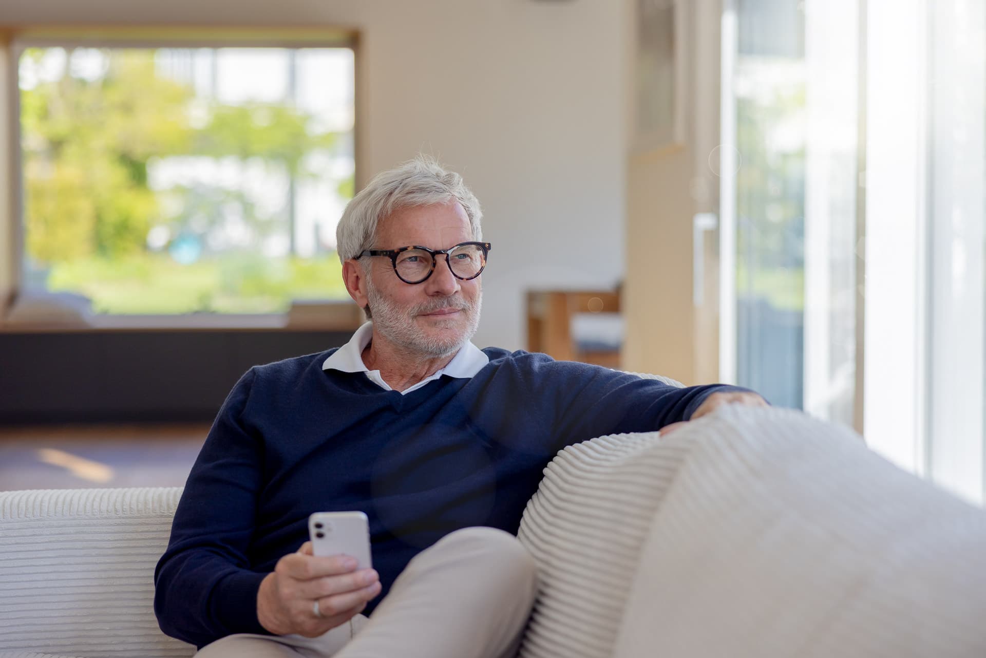 Mannen undersöker sina alternativ för en luft-luftvärmepump