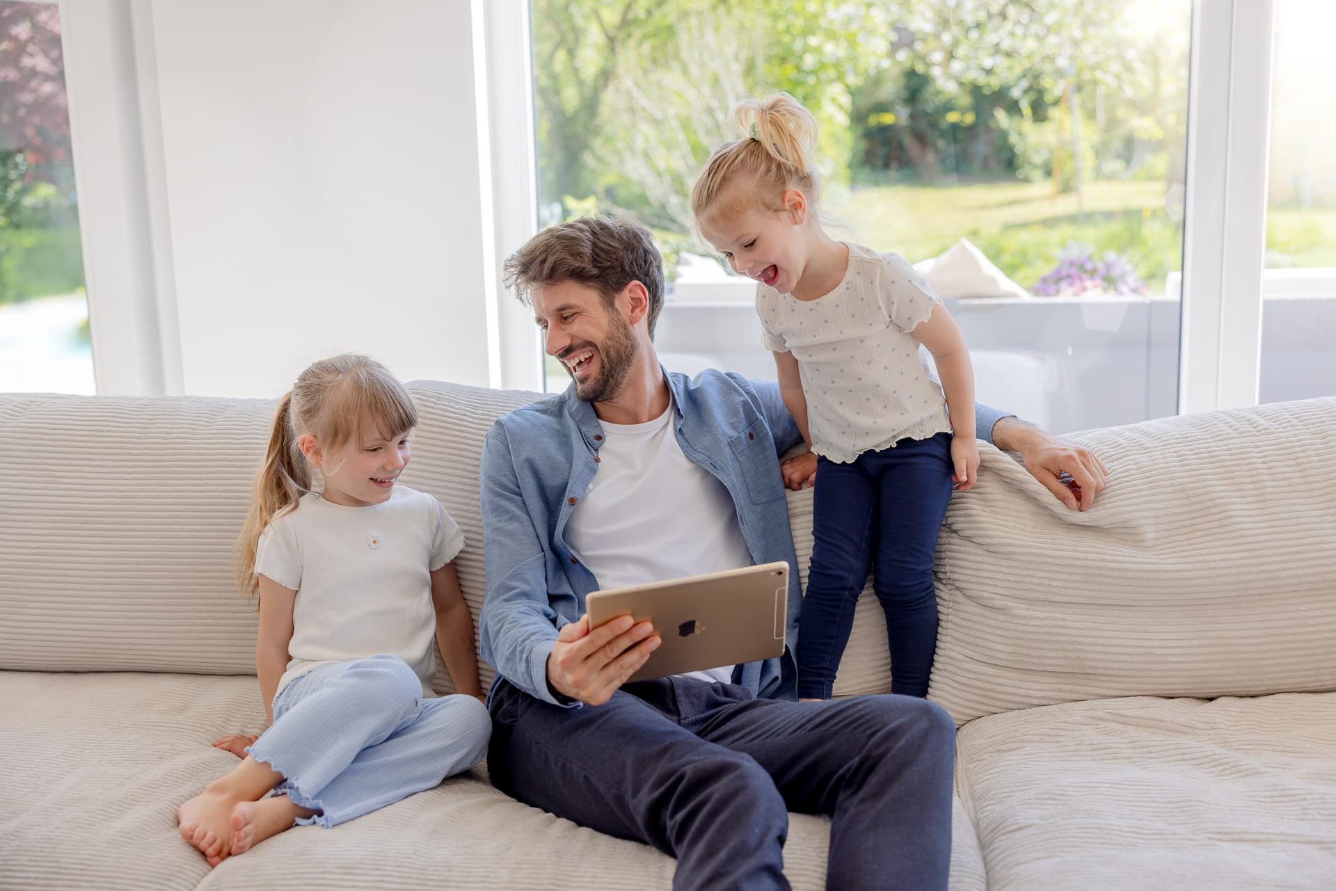 Ladda solcellsbatteri från nätet