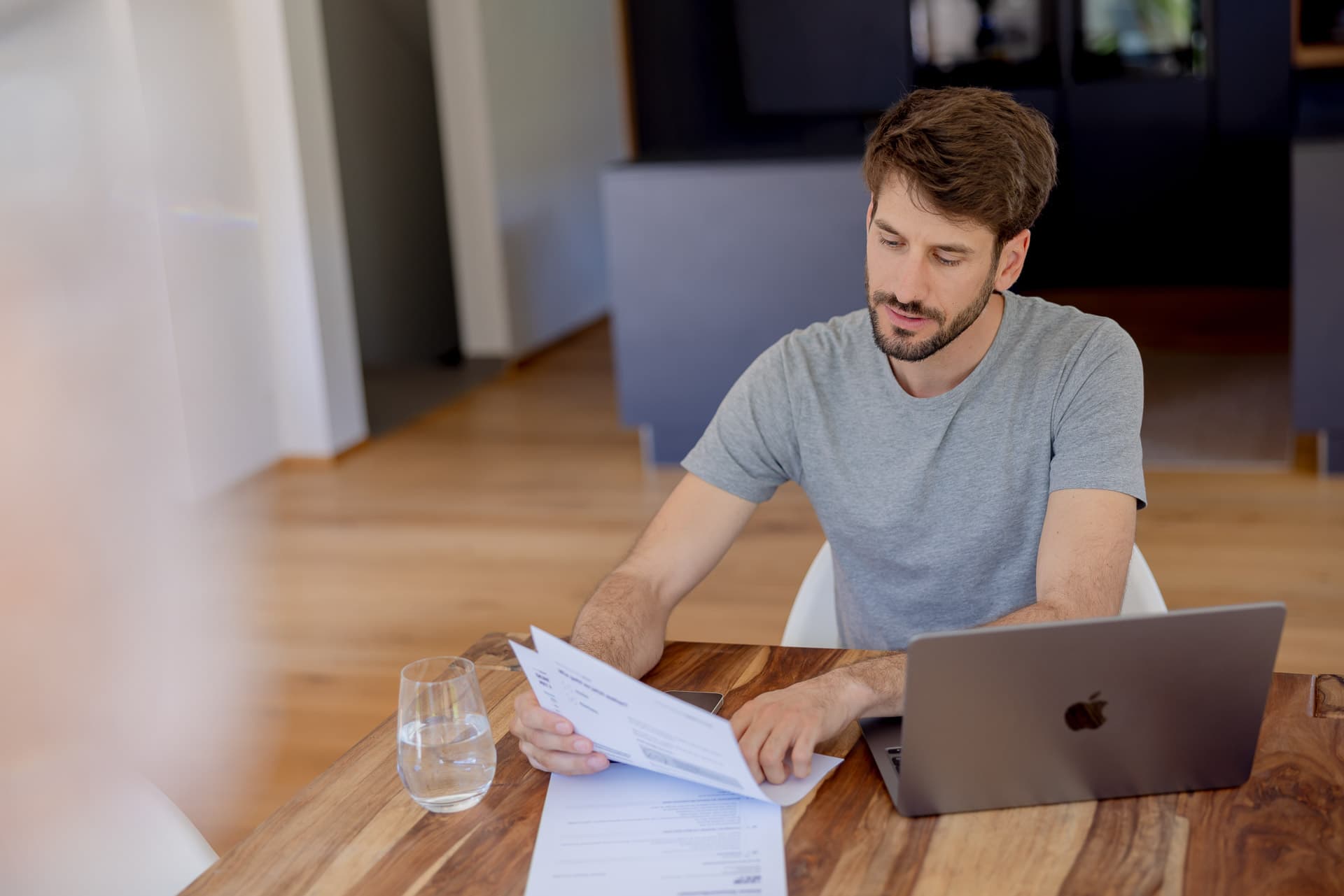 Ladda solcellsbatteri från nätet