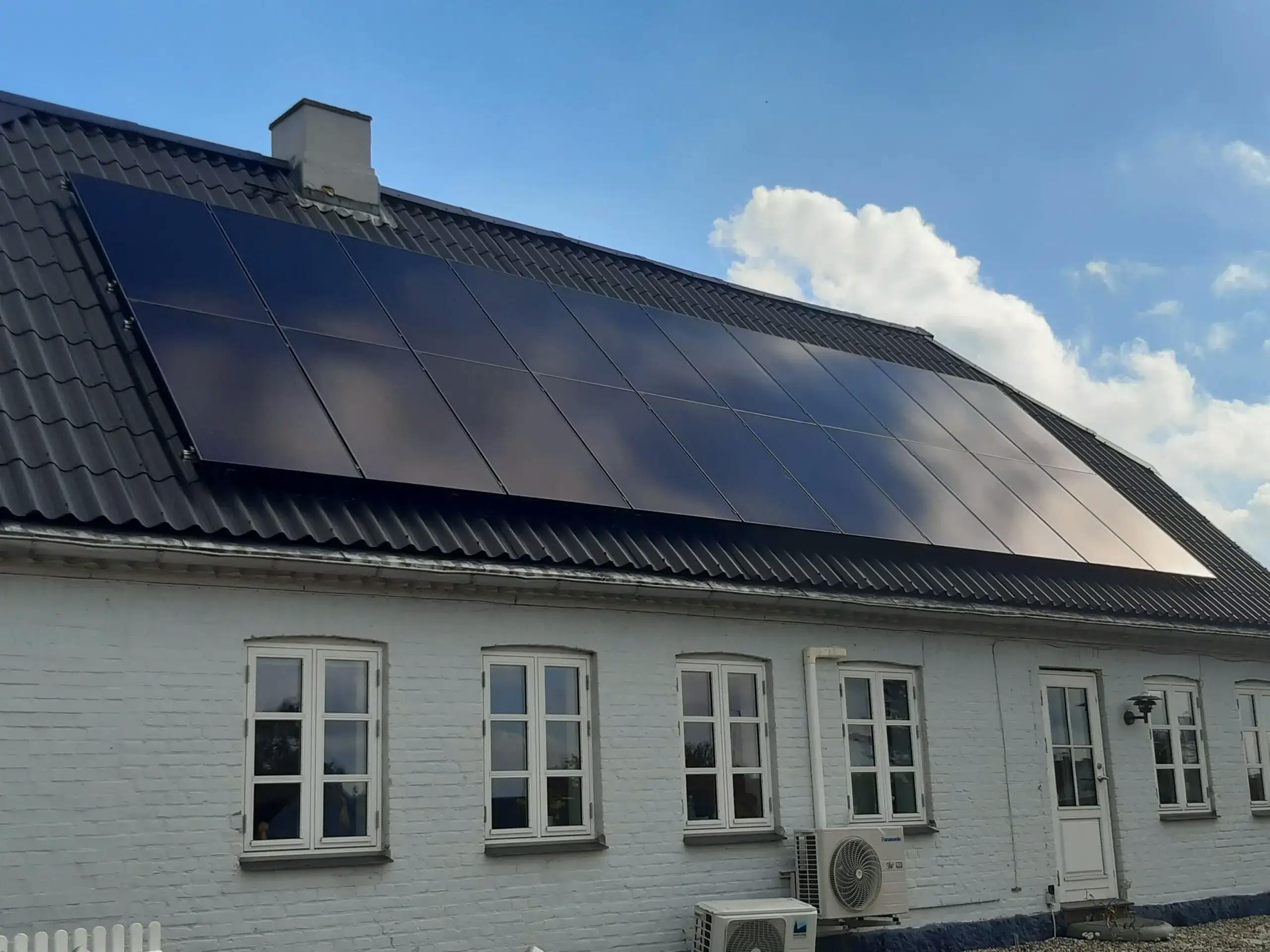 Svarta solcellspaneler på hustak i Norrtälje