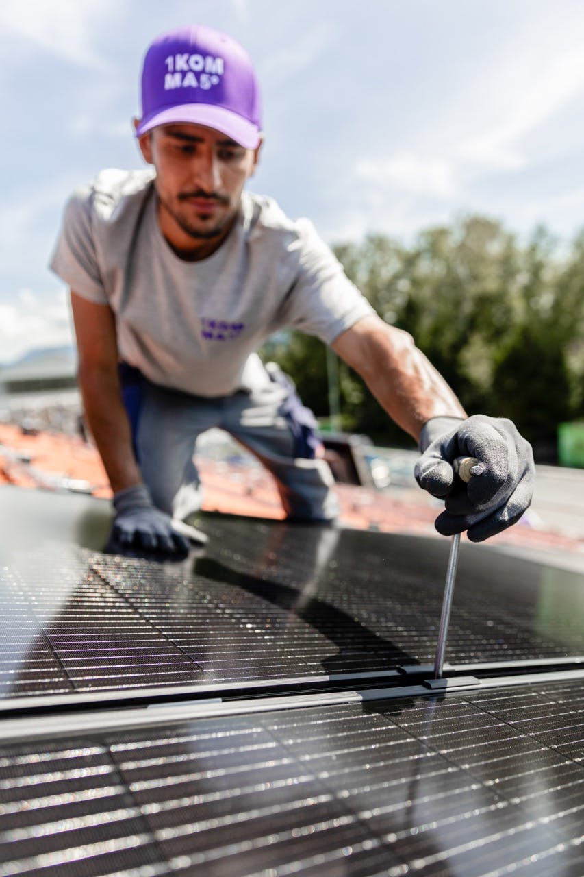 Solcellsmontör installerar solceller från 1KOMMA5° på villatak