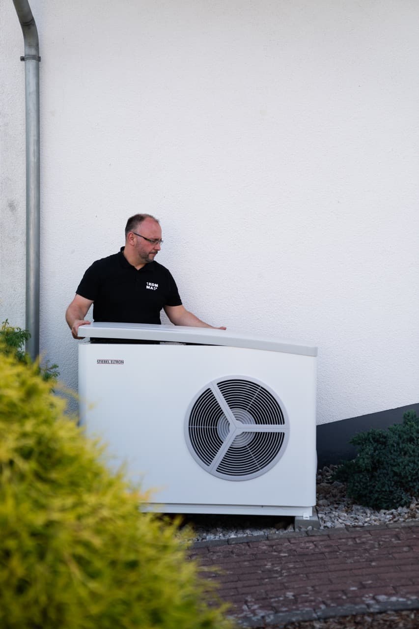 Värmepumpens hölje öppnas