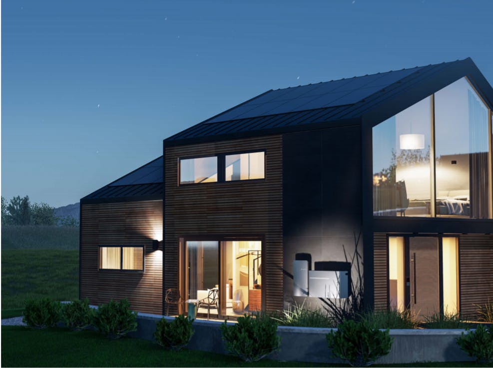 Modern villa med solcellsanläggning på taket och villabatteri från 1KOMMA5°